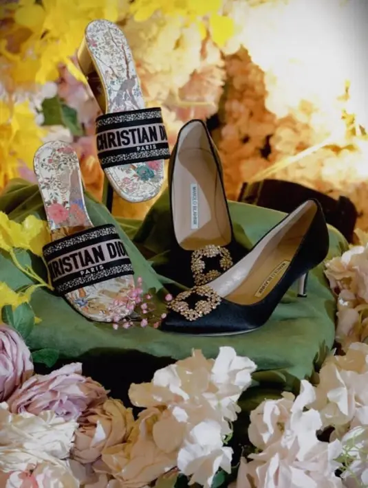 Ada sejumlah uang cash, makeup, hingga tas branded. Seserahan yang serba mewah itu sontak menuai perhatian warganet.  [Foto: IIG/madebylace_).