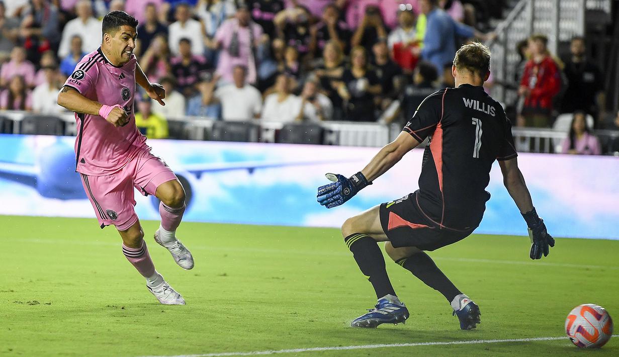 Pemain Inter Miami, Luis Suarez mencetak gol ke gawang Nashville pada laga leg kedua 16 besar Concacaf Champions Cup di Chase Stadium, Fort Lauderdale, Florida, Kamis (14/03/2024) WIB. (AP Photo/Michael Laughlin)