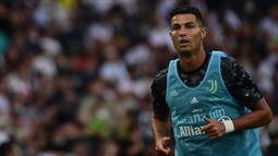 Bintang Juventus, Cristiano Ronaldo tidak menjadi starter dalam laga pembuka Liga Italia 2021/2022 melawan Udinese ini. (Foto: AFP/Miguel Medina)