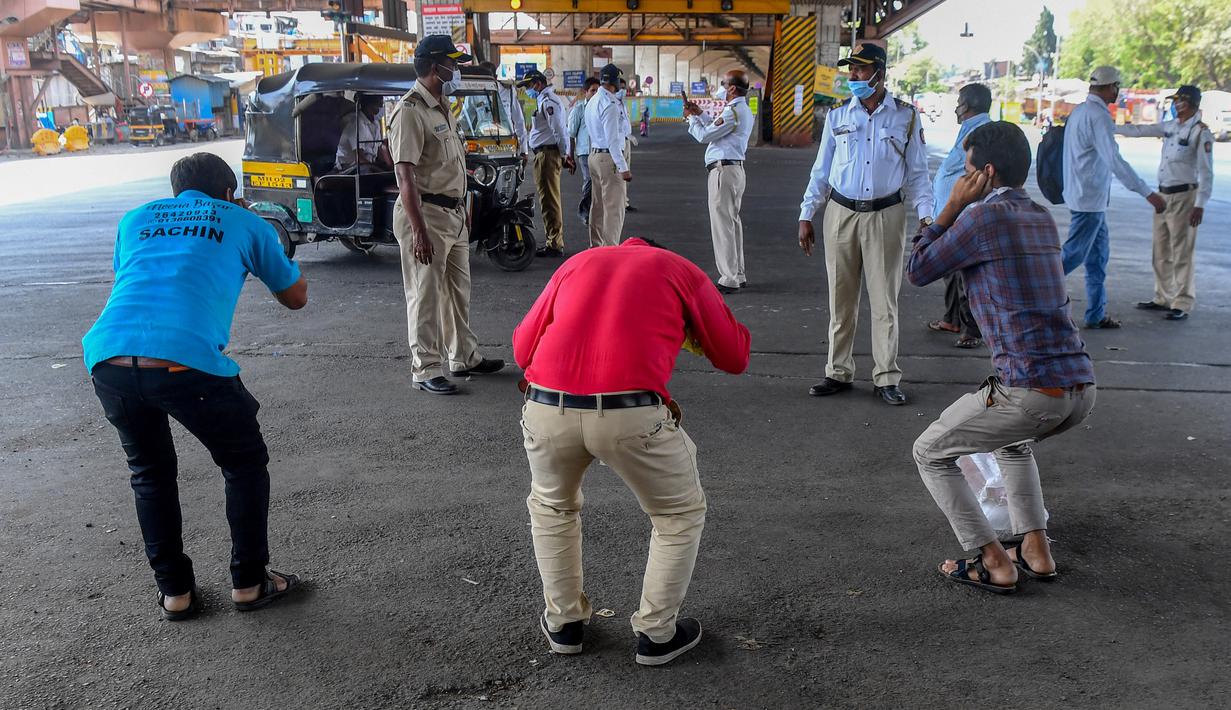 Polisi meminta warga untuk melakukan sit-up sebagai hukuman karena keluar rumah selama pemberlakukan penguncian wilayah (lockdown) di Mumbai, 31 Maret 2020. Pemerintah India menerapkan kebijakan karantina wilayah atau lockdown dalam memerangi Virus Corona COVID-19. (INDRANIL MUKHERJEE/AFP)