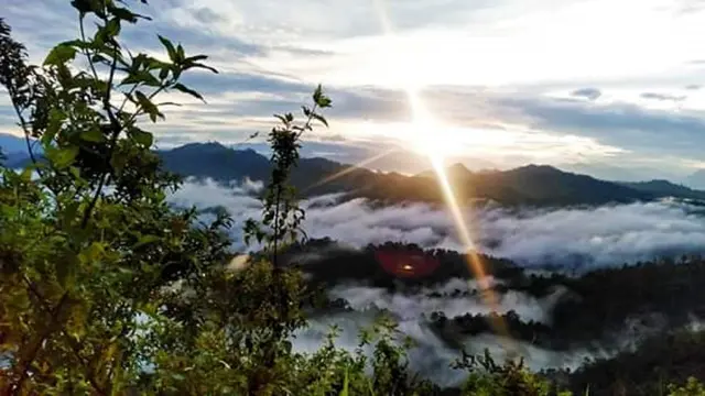 Sambut mentari pagi dari puncak Buttu Lengo, Kecamatan Bulo, Sulbar (Liputan6.com/ Eka Hakim)