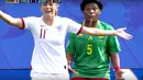 Insiden meludah pun terjadi di laga Inggris vs Kamerun di babak 16 besar Piala Dunia Wanita 2019. Augustine Ejangue (kanan) meludah dan  mengenai tangan Toni Duggan asal Inggris.  ( Youtube Screenshot)