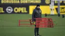Pelatih Borrusia Dortmund, Lucien Favre melakukan persiapan selama sesi latihan di tempat latihan di Dortmund, Jerman, Selasa (3/11/2020). Dortmund akan bertanding melawan Club Brugge pada grup F Liga Champions di Jan Breydel Stadion, Belgia. (AP Photo/Martin Meissner)