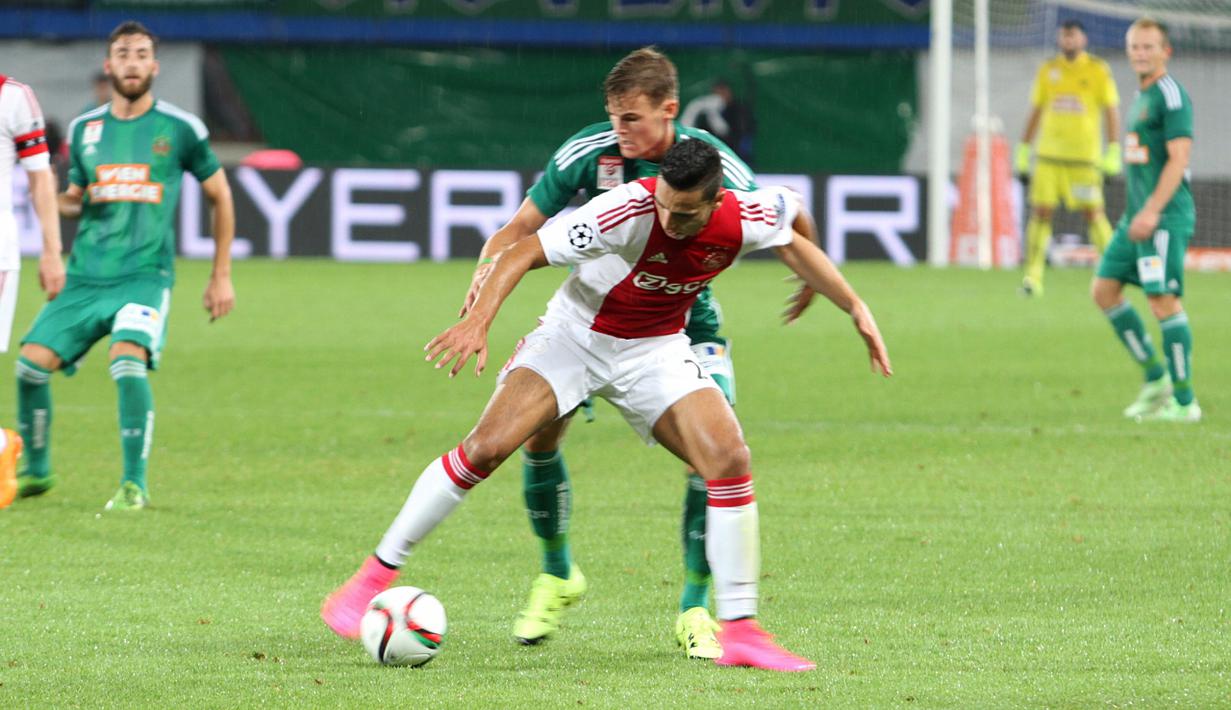 Penyerang muda Ajax, Anwar El Ghazi, mendapat pengawalan ketat dari pemain Rapid Vienna. (Bola.com/Reza Khomaini)