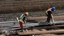 Pekerja menyelesaikan pemasangan rangka pondasi pembangunan rusun Pasar Rumput, Jakarta, Rabu (8/3). Rusun Pasar Rumput rencananya akan disiapkan bagi warga Kelurahan Bukit Duri yang tinggal bantaran sungai Ciliwung. (Liputan6.com/Yoppy Renato)