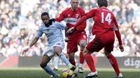 Robinho (kiri) mendapat tekanan dari dua pemain Middlesbrough, Didier Digrd (tengah) dan Robert Huth (kanan), pada laga Premier League di City of Manchester Stadium (7/2/2009). Manchester City membeli Robinho dengan harga tinggi, tapi tak sanggup memberi 