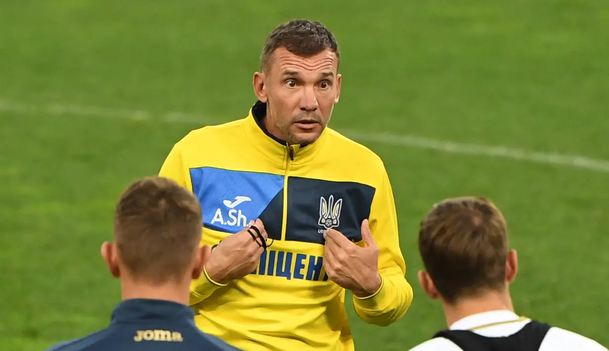 Pelatih Ukraina, Andrii Shevchenko memimpin sesi latihan timnya di stadion Olympiyskiy di Kiev (12/10/2020). Ukraina akan bertanding melawan Spanyol dalam lanjutan UEFA Nations League Divisi A Grup 4 (A4) di Stadion NSK Olimpiyskiy. (AFP/Sergei Supinsky)