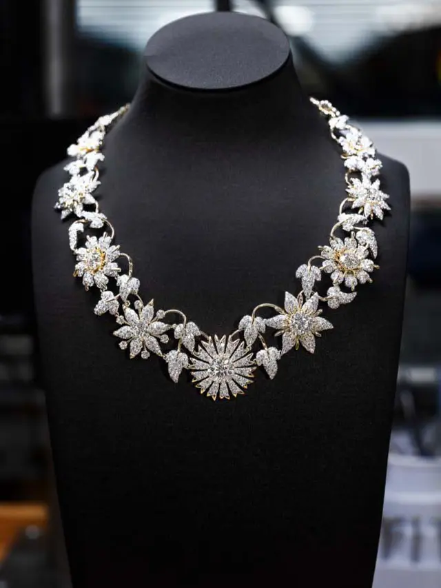 Rose BLACKPINK Tampil Elegan Bergaun Putih di Acara Tiffany & Co, Kalung Rp31 Miliar Curi Perhatian