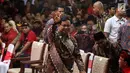 Ketua Umum Partai Gerindra Prabowo Subianto melambaikan tangan saat menghadiri Kongres V PDIP di Bali, Kamis (8/8/2019). Prabowo duduk berdampingan dengan Presiden Joko Widodo, Wapres Jusuf Kalla, Ketum PDIP Megawati Soekarnoputri, dan wakil presiden terpilih Ma'ruf Amin. (Liputan6.com/JohanTallo)