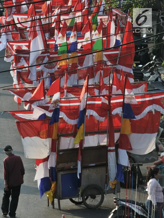 Sejumlah pedagang musiman bendera Merah Putih dan pernak-pernik Hari Kemerdekaan di kawasan Jatinegara, Jakarta, Kamis (1/8/2019). Menjelang perayaan 17 Agustus, pedagang musiman pernak-pernak Hari Kemerdekaan mulai bermunculan di pasar dan pinggir jalan Ibu Kota. (merdeka.com/Iqbal S Nugroho)