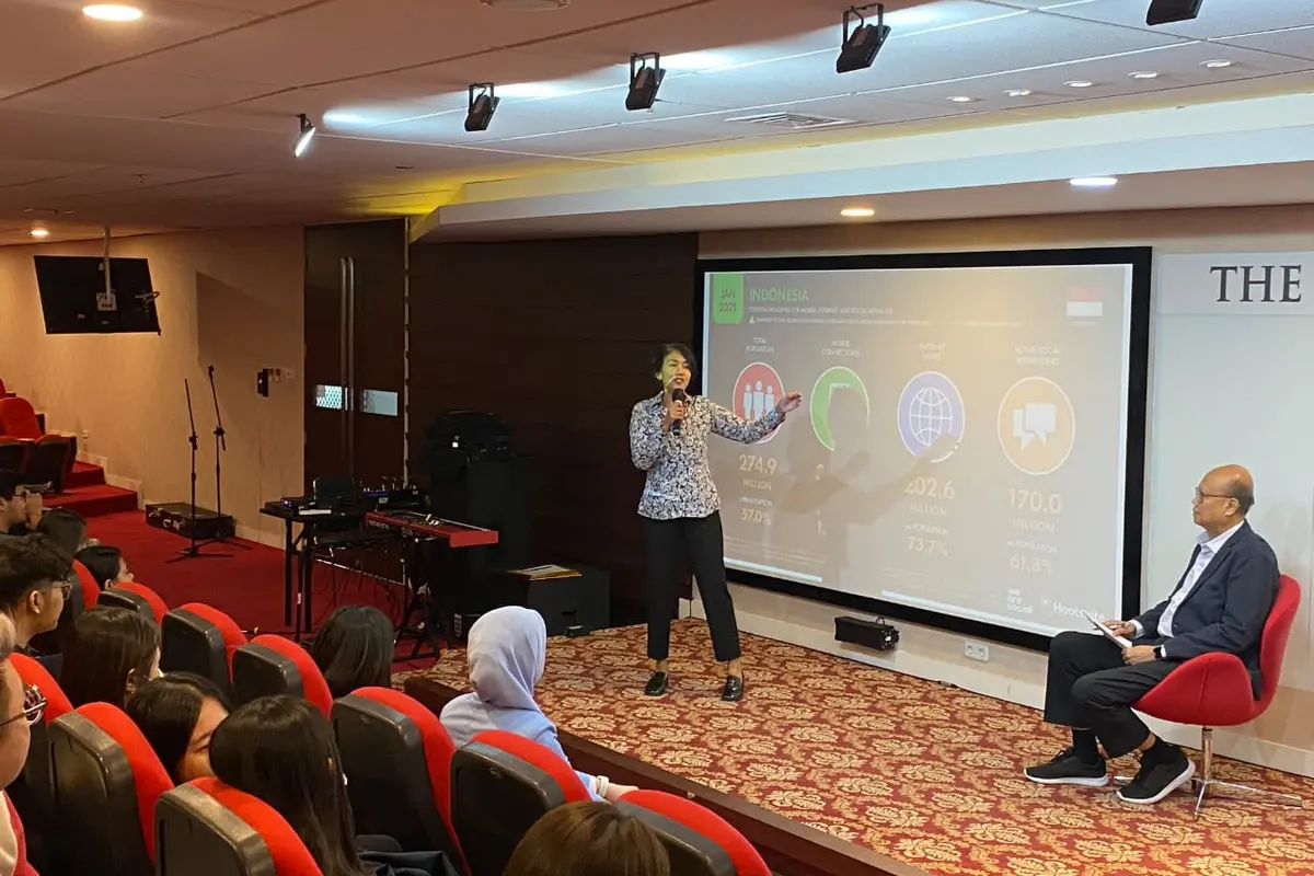 Desi Anwar saat mengisi acara Seminar "The Power of Media in Digital Era" di Universitas Bunda Mulia Kampus Serpong. (Istimewa)