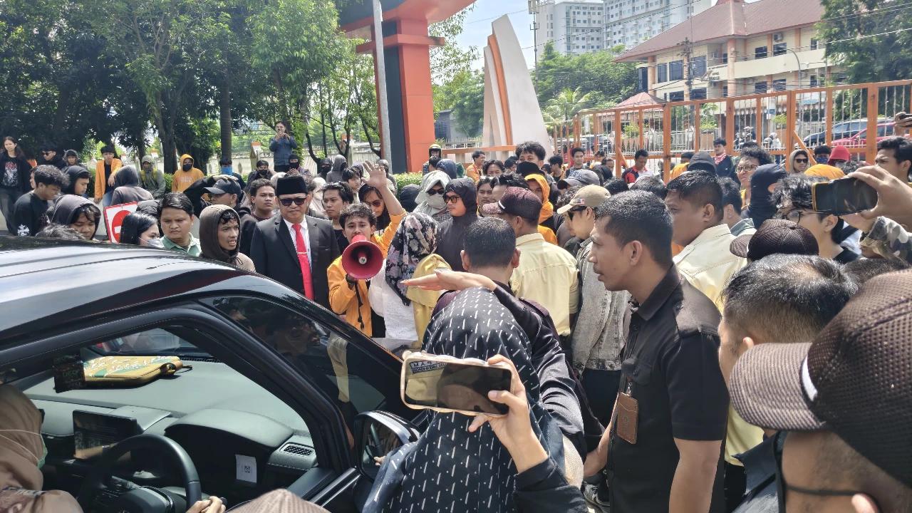 Ramai-Ramai, Mahasiswa UNM Adang Mobil Sekjen Kemendiktisaintek