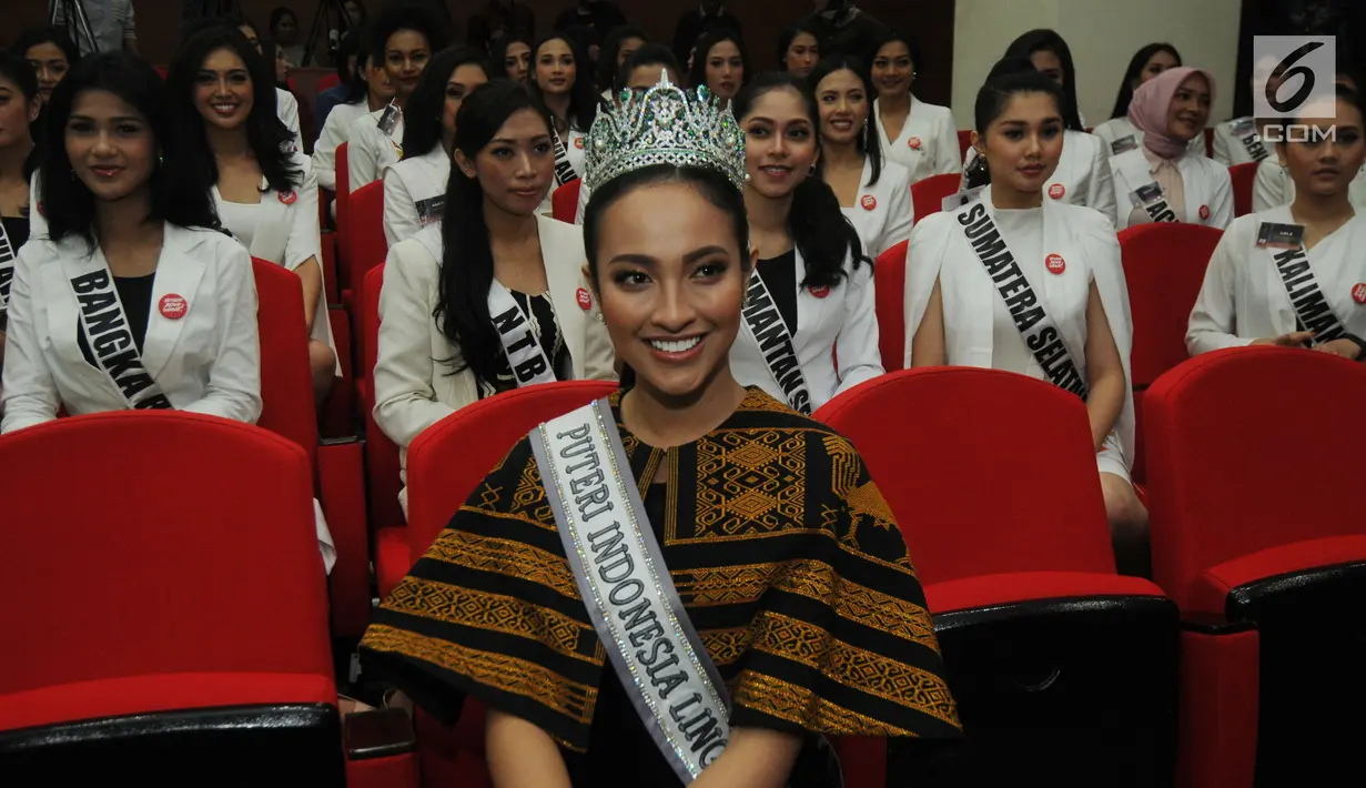 Puteri Indonesia 2018, Sonia Fergina Citra bersama 39 calon finalis Putri Indonesia 2019 saat kunjungan di Gedung KPK, Rabu (6/3). Kunjungan tersebut rutin dilakukan para finalis Puteri Indonesia setiap tahunnya. (merdeka.com/Dwi Narwoko)