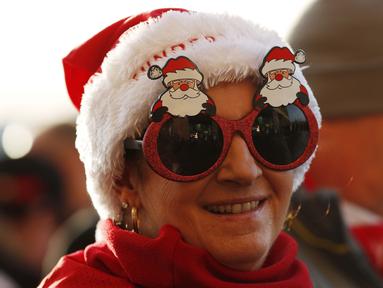 Fan Sunderland mengenakan asesoris Sinterklas saat mendukung timnya berlaga pada lanjutan Premier League di Stadium of Light, (17/12/2016).  (Action Images via Reuters/Lee Smith)