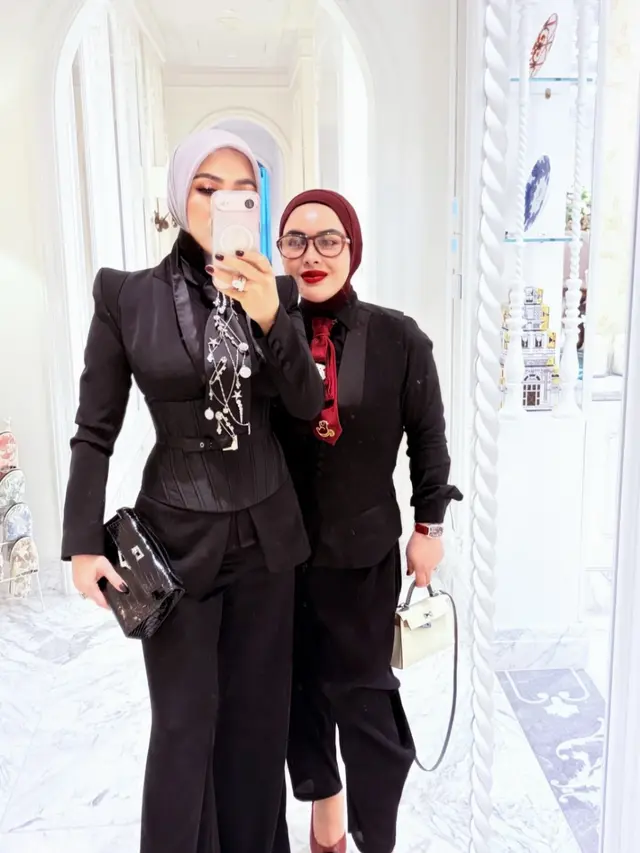 Syahrini Tampil Totalitas Saat Nonton Konser F4 di Jakarta. [@princessyahrini]