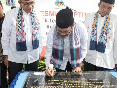 Wakil Gubernur (Wagub) DKI Jakarta, Djarot Saiful Hidayat menandatangani batu prasasti saat peresmian Ruang Publik Terpadu Ramah Anak (RPTRA) Pola Pinang, Pondok Labu, Jakarta Selatan, Kamis (13/10). (Liputan6.com/Yoppy Renato)