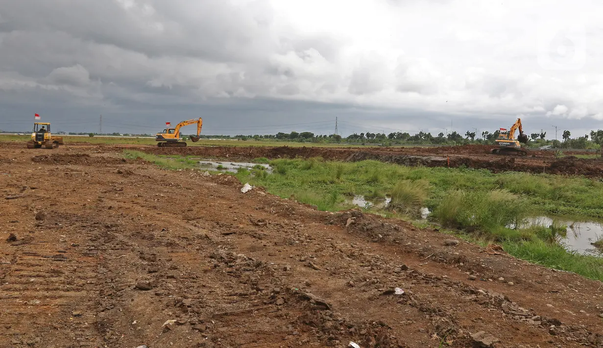 Sejumlah alat berat digunakan untuk penggarapan lahan untuk dijadikan lokasi pemakaman khusus Covid-19 di Rorotan, Jakarta Utara, Selasa (5/1/2021). Pemprov DKI menyiapkan 1.500 lubang makam khusus COVID-19 di TPU Rorotan. (Liputan6.com/Herman Zakharia)