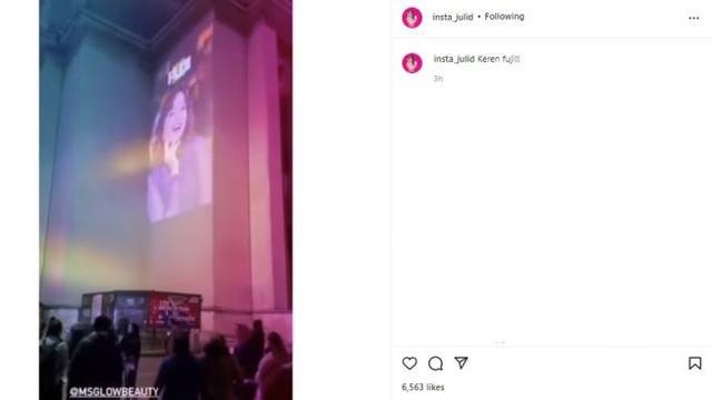 Wajah Fuji yang tampil di sebuah bilboard di kota Paris