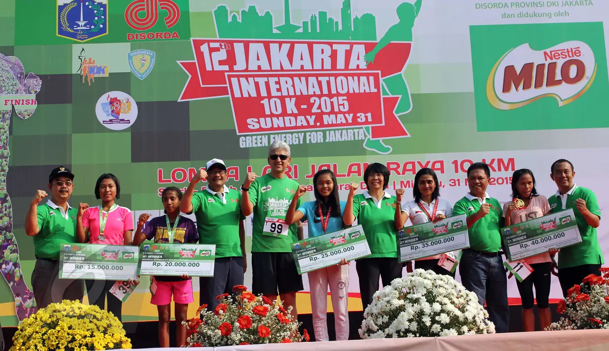 Wagub DKI Djarot Saiful (keempat kiri) dan juara Jakarta International 10K 2015 kategori elit putri nasional, Yulianingsih (kedua kanan) berfoto bersama seusai penyerahan hadiah di Silang Monas,  Jakarta, Minggu (31/5). (Liputan6.com/Helmi Afandi)