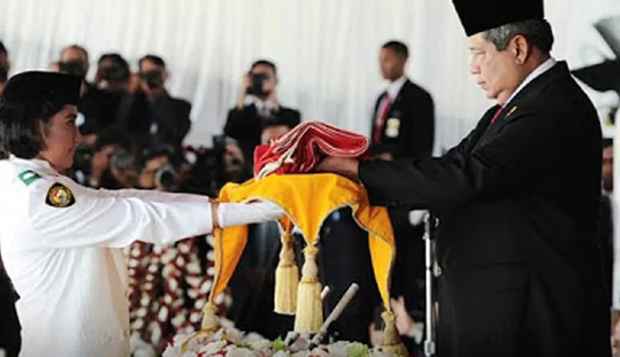 Tahun 2013, Adelana Tesalonika Riswantyo, putri asal Sulawesi Tenggara menjadi pembawa baki Sang Saka Merah Putih pada peringatan HUT ke-68 di Istana Negara. Saat itu, Adelina tercatat sebagai siswi SMAN 4 Kendari. (paskibra48.blogspot.com)