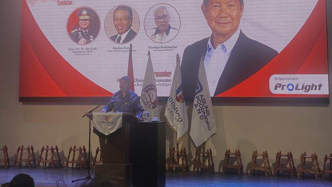 Adik Prabowo, Hashim Djojohadikusumo saat memberikan pidatonya di Podomoro University Jakarta.