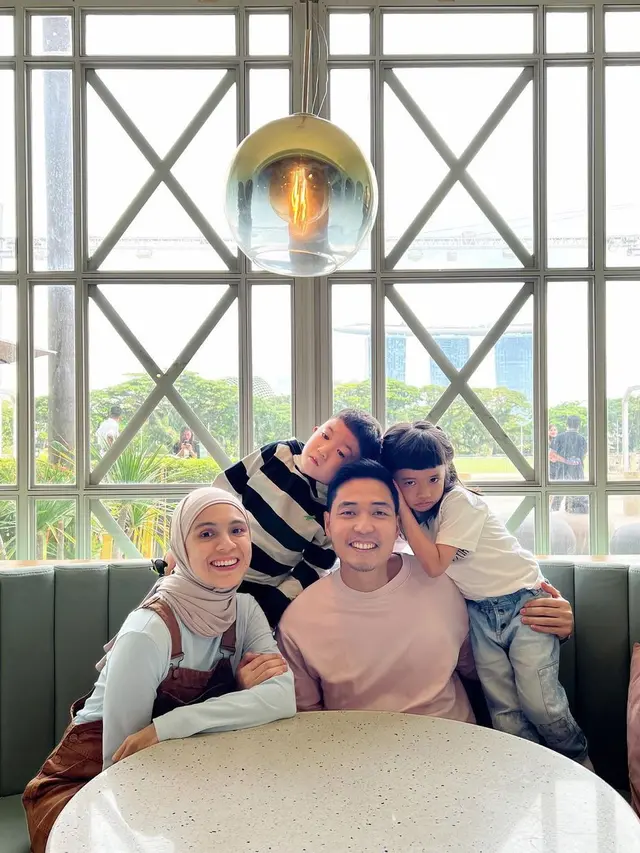 6 Kebersamaan Keluarga Rizky Kinos dan Nycta Gina di Singapura, Rayakan Ulang Tahun ke-37