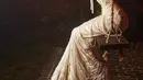 Perempuan yang akrab disapa JLo itu kemudian mengenakan gaun mutiara chandelier untuk tampilan keduanya. Gaun tersebut menampilkan lipatan mikro dari tulle sutra, hiasan mutiara, dan detail kristal Swarovski. (Instagram/robzangardi).