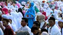 Seorang anak menguap saat Salat Idul Fitri di kawasan Senen, Minggu (25/6). Sebagian besar umat muslim merayakan Idul Fitri 1438 H pada Minggu (25/6) berdasarkan ketetapan pemerintah tentang 1 Syawal melalui sidang Isbat. (Liputan6.com/Johan Tallo)