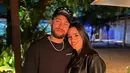 Saat dinner, keduanya tampil serasi serba hitam. Neymar terlihat santai dengan kausnya, sementara Bruna tampil kece dengan jaket kulitnya. [Foto: IG/brunabiancardi/neymarjr].