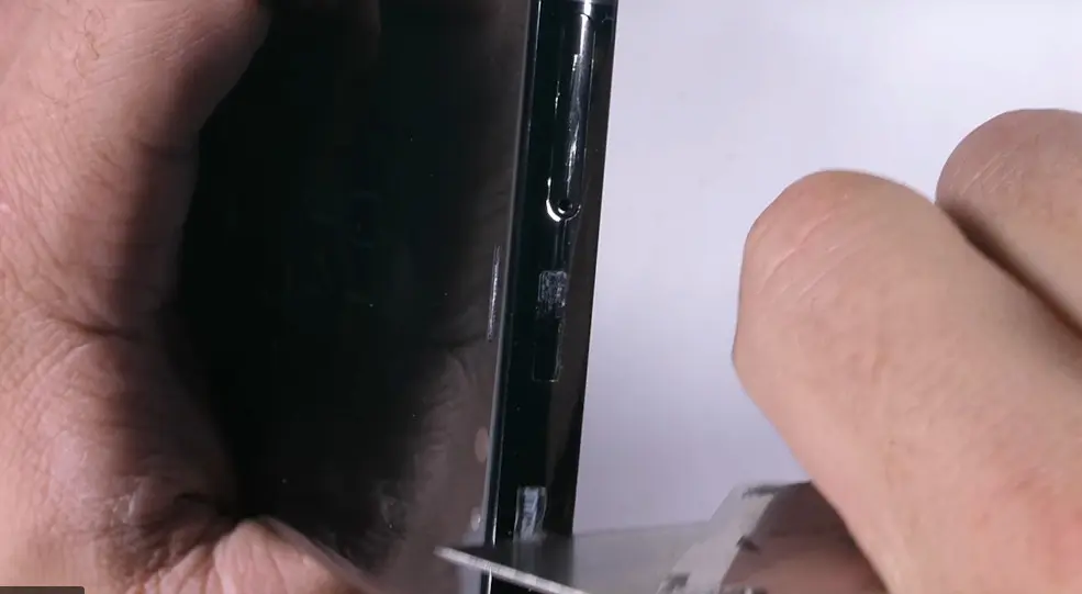 	Bagian speaker Galaxy Note 8 digores dengan cutter (Sumber: YouTube/ JerryRigEverything)