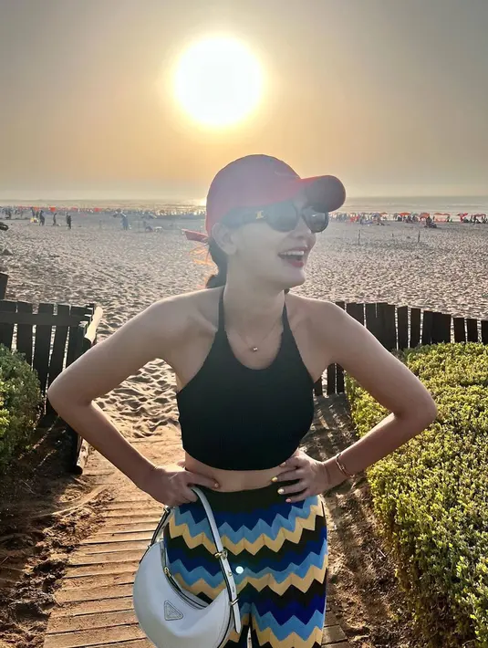 Tidak hanya jalan-jalan di kota, wanita asal Bali ini tidak luput untuk menikmati indahnya pemandangan di pantai benua Afrika tersebut. Pemandangan indah pantai di Maroko ini pun banyak menuai sorotan para netizen Indonesia. (Liputan6.com/IG/@lunamaya)