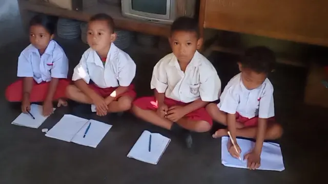 Siswa SD Kaki dari SD Impres Klotong sedang duduk di lantai mengikuti pelajaran sekolah. (Liputan6.com/ Dionisius Wilibardus)