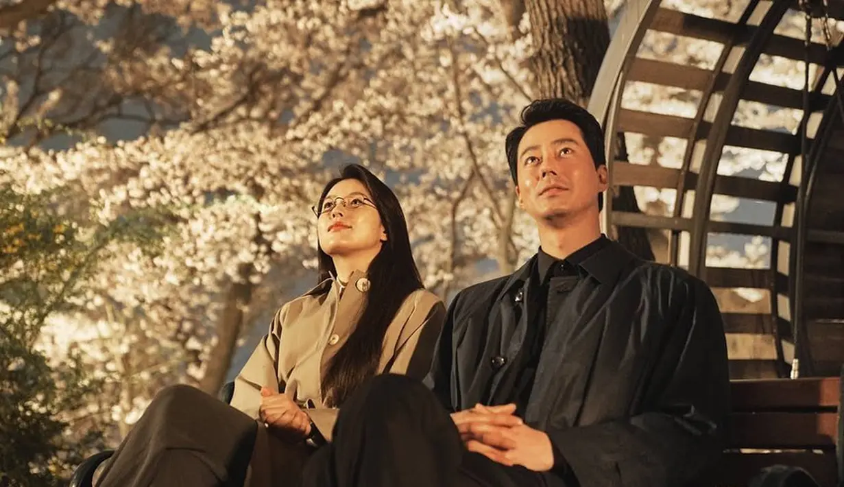 Gambaran Mi Hyun dan Doo Shik membuat hati penonton berdebar saat mereka dengan malu-malu bertukar pandang di antara pohon sakura putih.