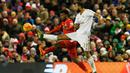 Penyerang Liverpool, Daniel Sturridge (kiri) berebut bola dengan bek Swansea, Kyle Bartley pada lanjutan liga inggris di Stadion Anfield, Inggris (29/11). Liverpool menang atas Swansea dengan skor 1-0. (Reuters/Phil Noble)
