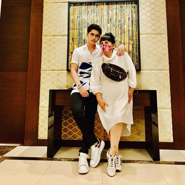 6 Potret Kebersamaan Verrell Bramasta dan Sang Nenek yang Gaul, Curi Perhatian