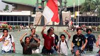 Mahasiswa merayakan lengsernya Soeharto dengan menceburkan diri di kolam kompleks Gedung DPR/MPR, Senayan, Jakarta, pada 21 Mei 1998. Pengunduran diri Soeharto disambut suka cita dan menjadi akhir dari aksi pendudukan Gedung DPR/MPR. (KEMAL JUFRI/AFP)