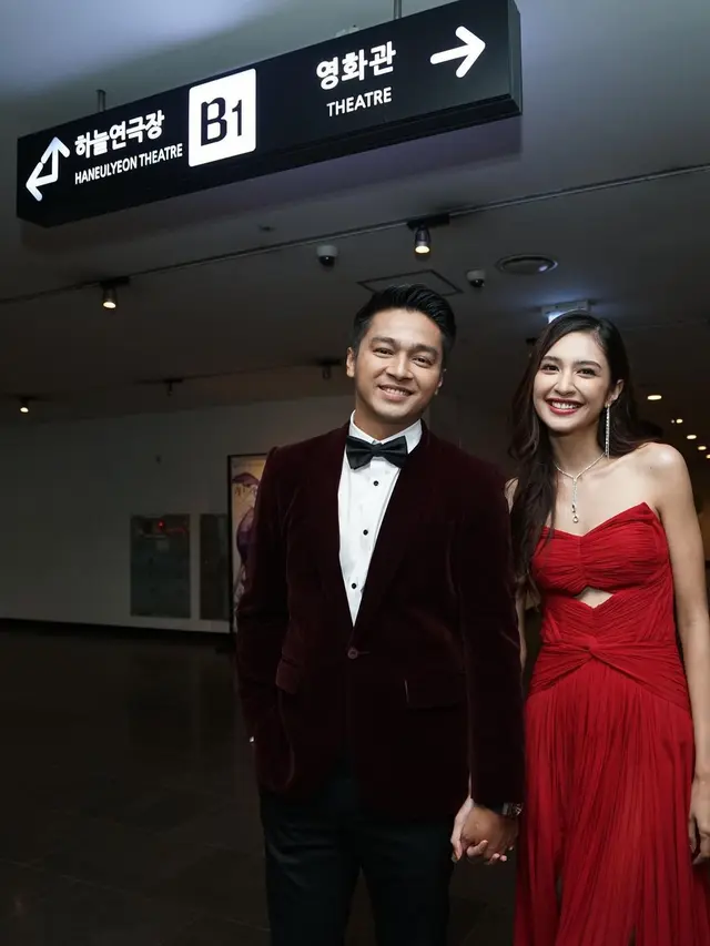 Melenggang di Red Carpet, Ini 7 Potret Mesra Mikha Tambayong dan Deva Mahenra