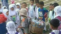 Potret bocah laki-laki yang berdiri ditengah anak-anak lain seusianya yang berseragam ini pastinya akan mengajarkanmu banyak hal. (Foto: Facebook/Marco Kusumawijaya)