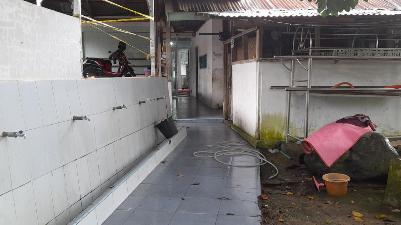 Kemudian, Fitri ikut langsung mengantarkan dan memangku korban ke rumah sakit untuk mendapatkan perawatan medis. Namun nahas, korban tidak tertolong saat dibawa ke RS.<br>