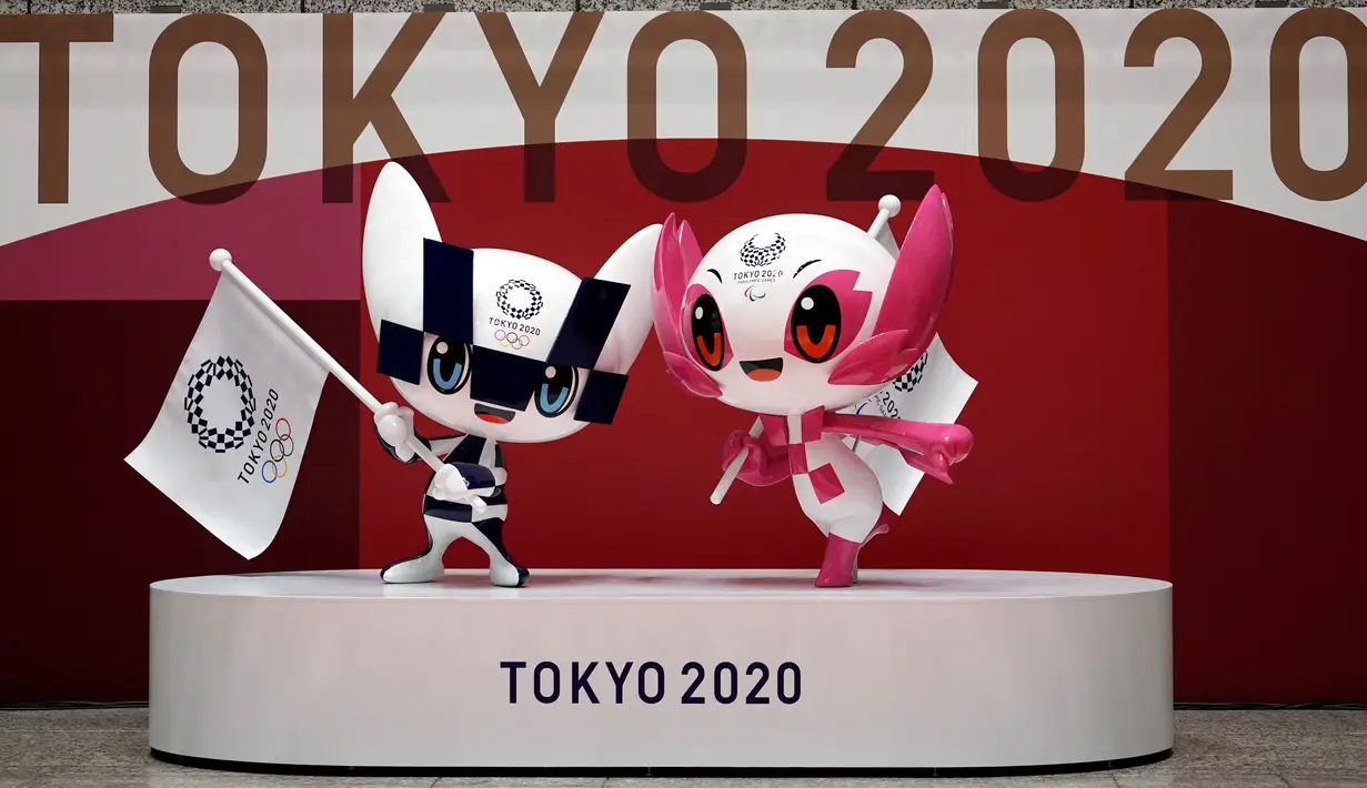 Patung Miraitowa (kiri) dan Someity, maskot resmi untuk Olimpiade dan Paralimpiade Tokyo 2020/2021, terlihat menandai 100 hari sebelum dimulainya Olimpiade Tokyo 2020 di gedung Pemerintah Metropolitan Tokyo, Rabu (14/4/2021). Olimpiade Tokyo akan dibuka pada 23 Juli 2021. (Eugene Hoshiko/POOL/AFP)