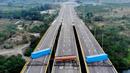 Pasukan militer Venezuela memblokir perbatasan dengan Kolombia di Jembatan Tienditas, Cucuta, Kolombia, Rabu (6/2). Militer memblokade Jembatan Tienditas menggunakan sebuah tanker bahan bakar dan dua kontainer. (EDINSON ESTUPINAN / AFP)