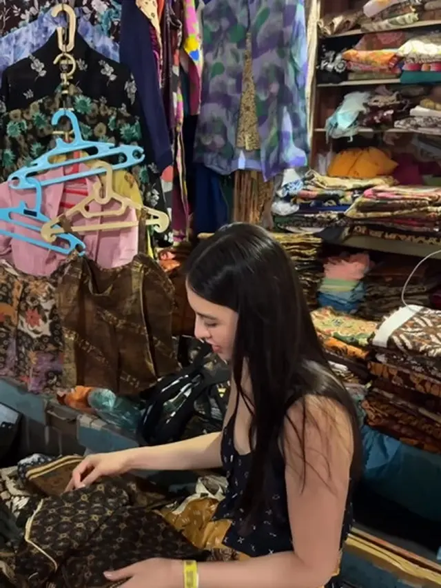 7 Momen Seru Raline Shah Belanja Batik di Pasar Bringharjo, Tampil Menawan