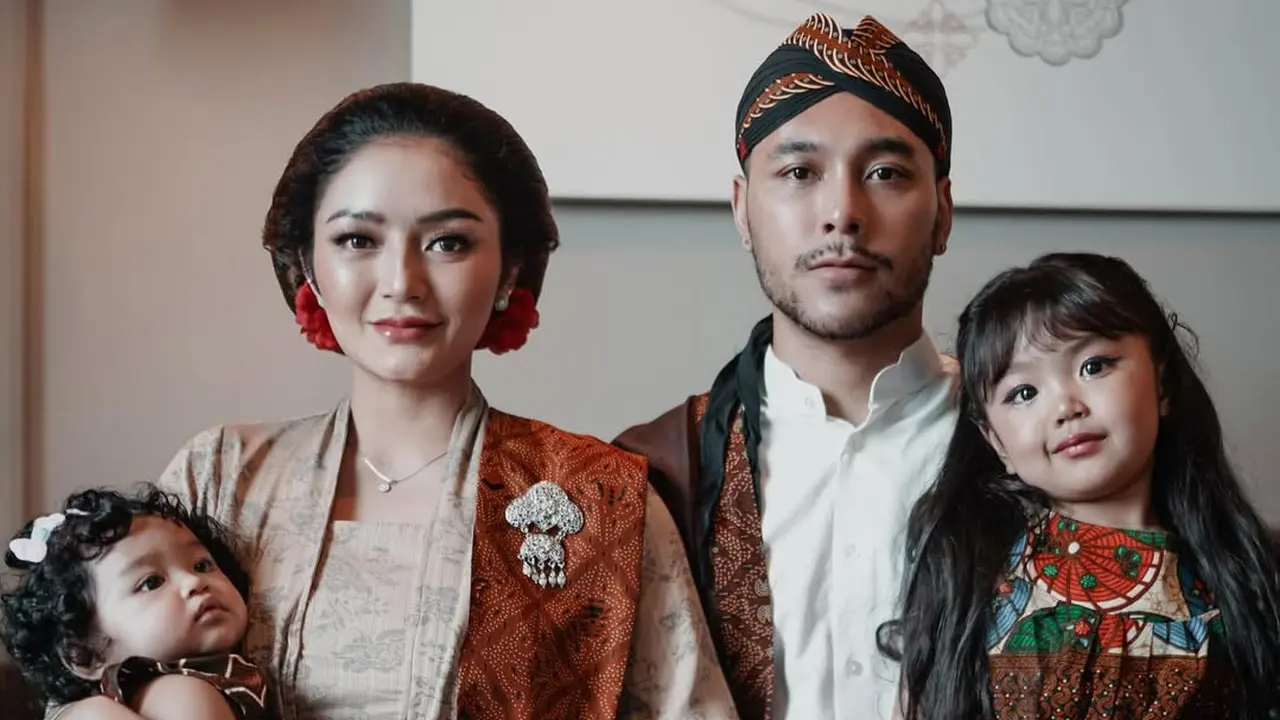 Model Baju Adat Jawa di Pemotretan Keluarga Siti Badriah (Instagram/@krissitifam)
