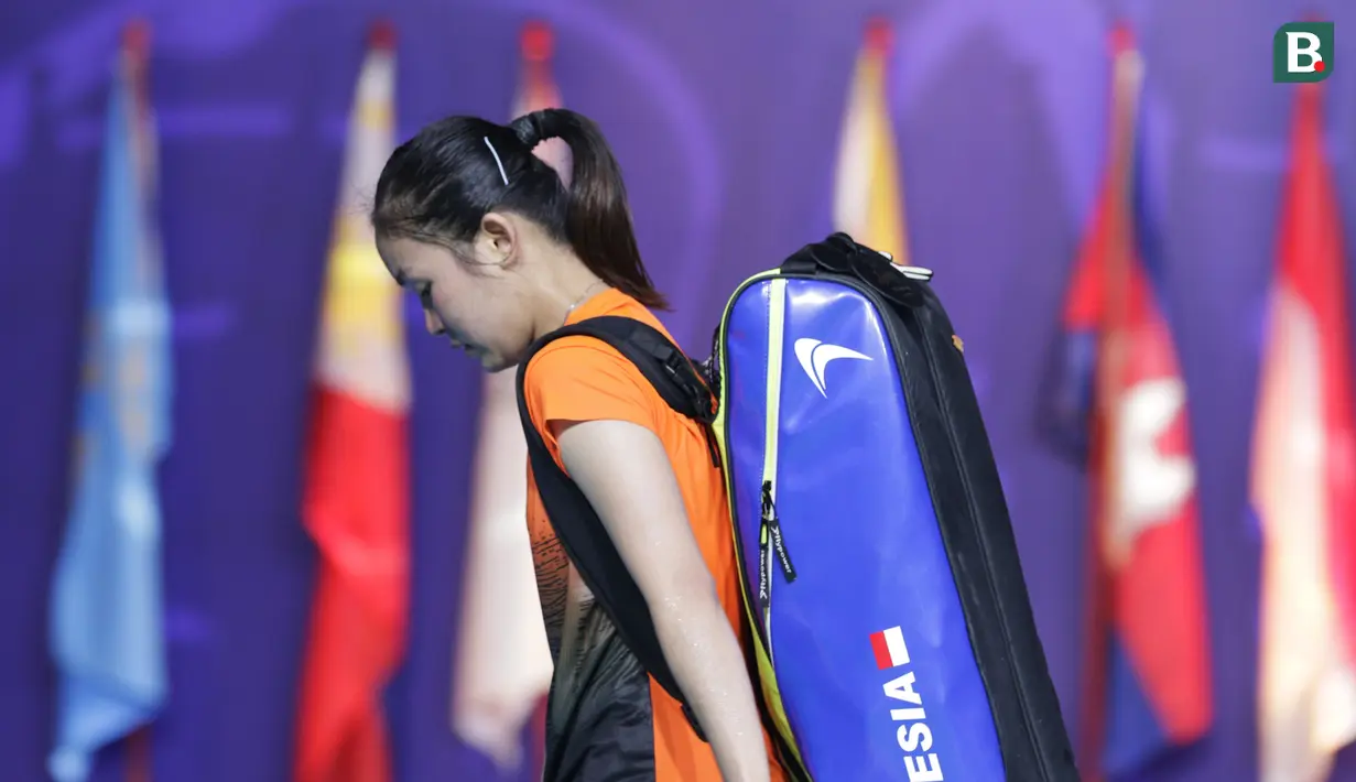 Tunggal putri, Ruselli Hartawan, tampak kecewa usai dikalahkan tunggal Malaysia, Kisona Selvaduray, pada laga final Bulutangkis di SEA Games 2019 di Multinlupa Sports Complex, Senin (9/12). Ruselli meraih perak setelah kalah dengan skor 22-20, 14-21 dan 13-21. (Bola.com/M Iqbal Ichsan)