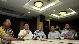 Fungsionaris Partai Golkar, Agung Laksono (ketiga kiri) memberikan keterangan terkait pengunduran diri Setya Novanto sebagai Ketua DPR RI di Jakarta, Kamis (17/12/2015). Agung mengungkapkan sudah menyiapkan nama pengganti. (Liputan6com/Helmi Fithriansyah)