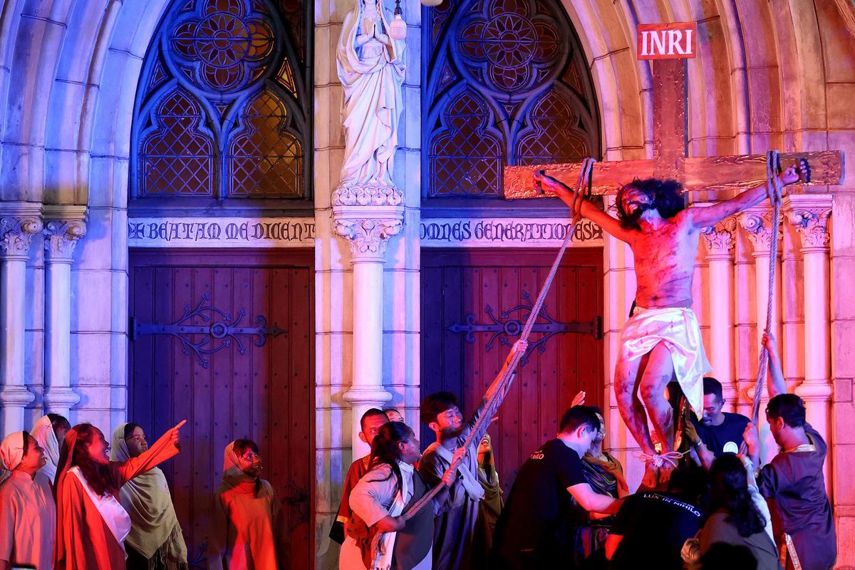 FOTO: Jalan Salib Hadirkan Suasana Khidmat Jumat Agung di Katedral Jakarta