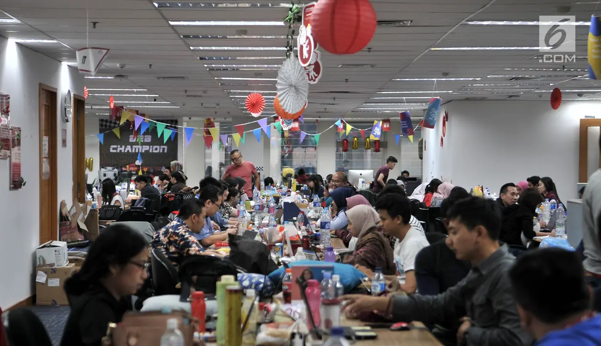 Aktivitas pekerja melayani konsumen via telepon dan internet saat Hari Belanja Online Nasional (Harbolnas) di kantor perusahaan e-Commerce JD.ID, Jakarta, Rabu (12/12). (Merdeka.com/Iqbal S. Nugroho)