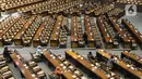 Anggota dewan mengikuti Rapat Paripurna Penutupan Masa Sidang II yang digelar secara virtual maupun fisik di Gedung Nusantara II, Jakarta, Jumat (11/12/2020). Ketua DPR Puan Maharani menyampaikan beberapa hal terkait kinerja DPR mengenai Prolegnas Prioritas 2021. (Liputan6.com/Johan Tallo)