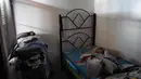 Pemandangan kamar sebuah apartemen yang dibiarkan kosong di Caracas pada 9 September 2018. Mereka yang meninggalkan Venezuela akibat dari krisis memutuskan tidak menjual propertinya karena harga yang turun secara signifikan. (AFP / Federico PARRA)