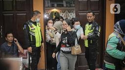 Pendukung Richard Eliezer berebut masuk ruang sidang Pengadilan Negeri Jakarta Selatan, Rabu (25/1/2023). Sidang tersebut beragenda pembacaan nota pembelaan atau pledoi dari terdakwa. (Liputan6.com/Faizal Fanani)